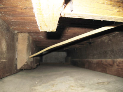 A clean wall cavity air duct showing signs of allowing polluted air into the home